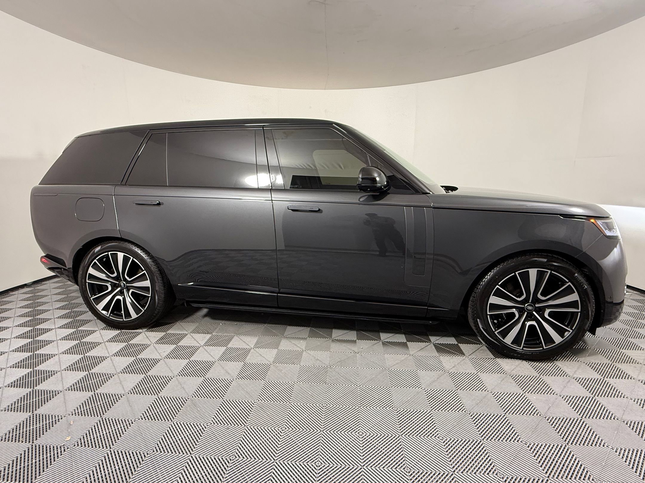 Used 2025 Land Rover Range Rover Long Wheelbase SE image 8