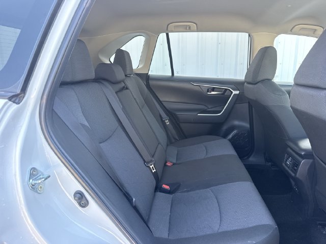 Used 2025 Toyota RAV4 XLE FWD image 31