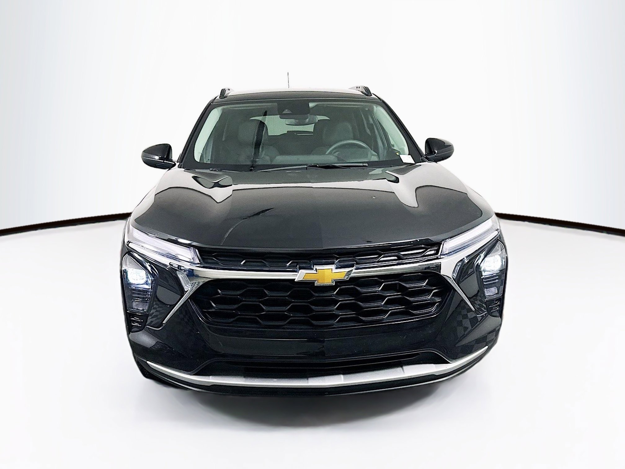 Used 2025 Chevrolet Trax LT FWD image 2