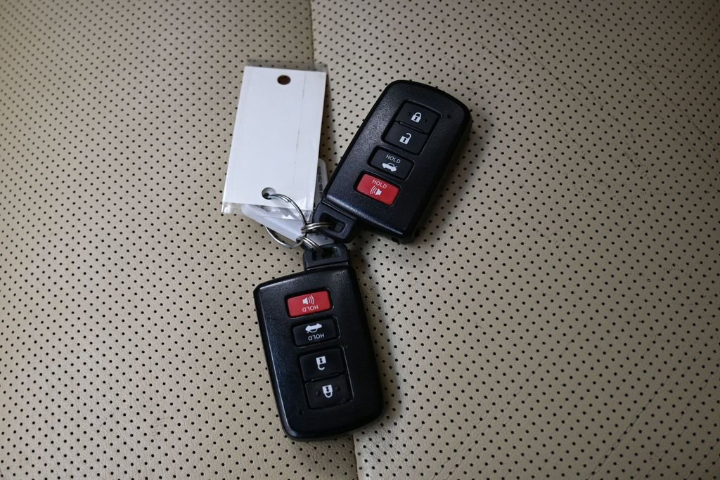 Used 2014 Toyota Avalon Limited image 28