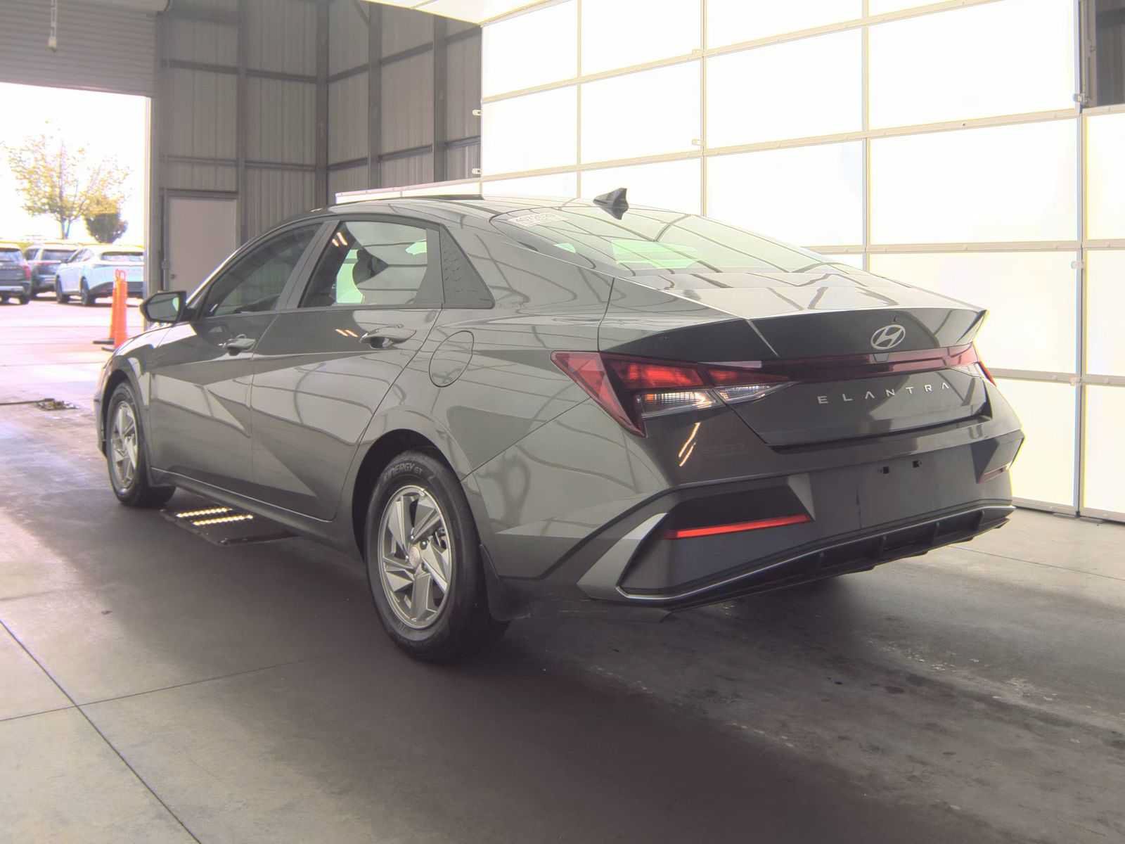Used 2026 Hyundai Elantra SE FWD image 4