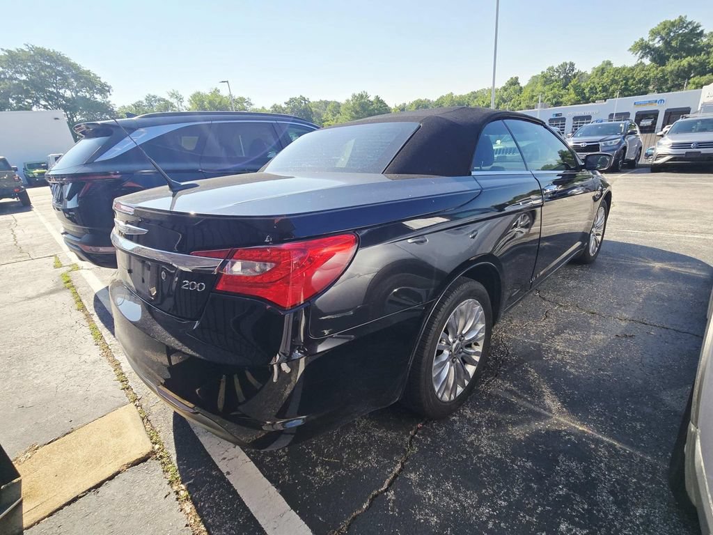 Used 2011 Chrysler 200 Limited FWD image 2