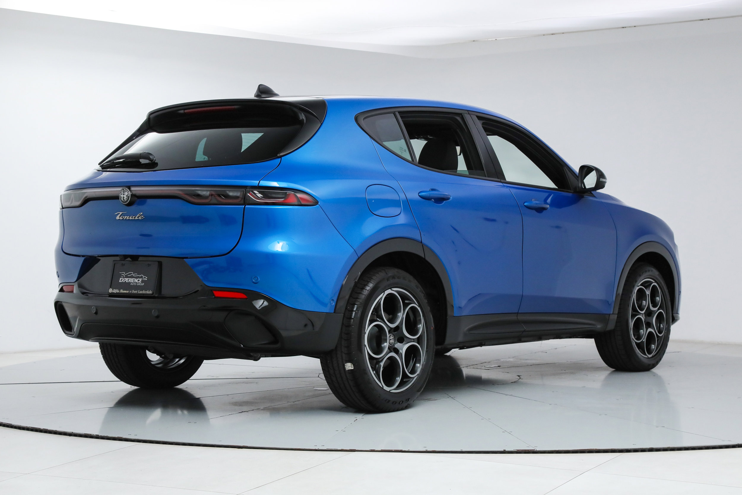 New 2026 Alfa Romeo Tonale Sprint w/ Black Premium Package image 5