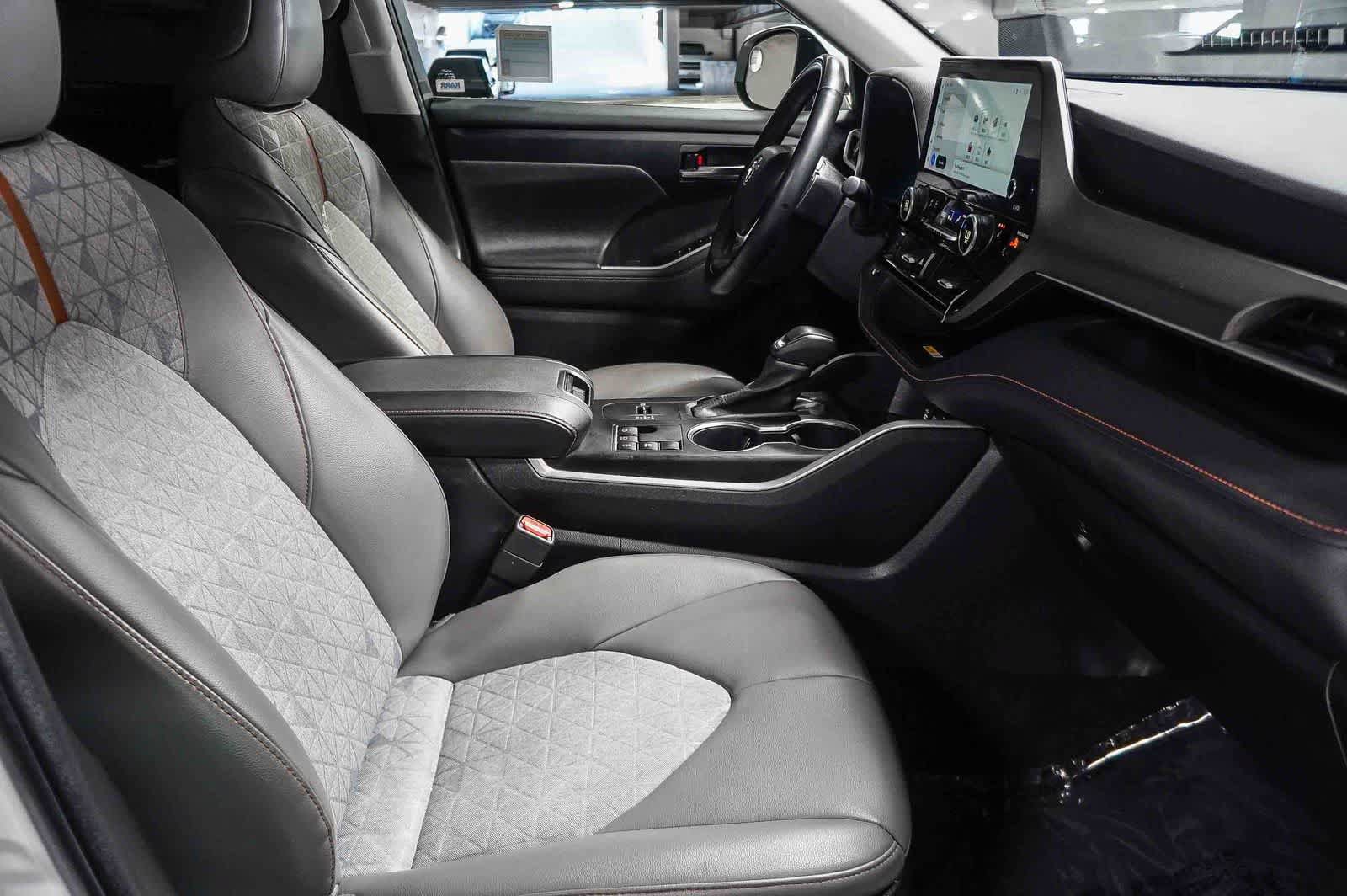 Used 2023 Toyota Highlander Bronze Edition FWD image 13
