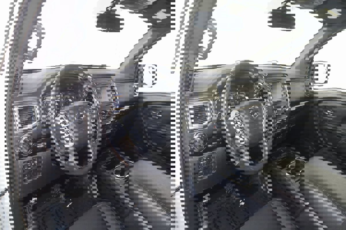 Used 2019 Nissan Titan SV w/ SV Convenience Package image 25