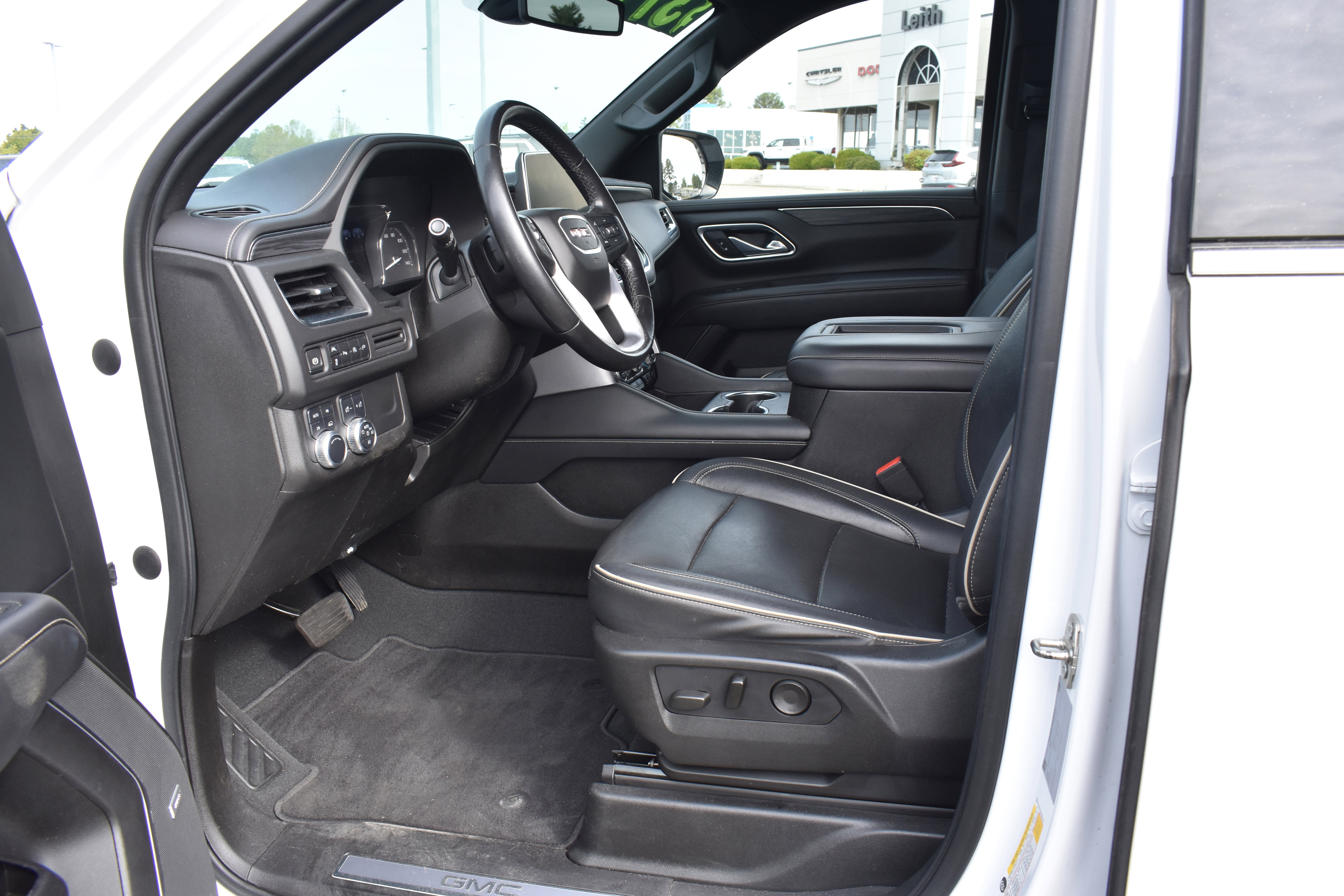 Used 2021 GMC Yukon XL SLT image 12