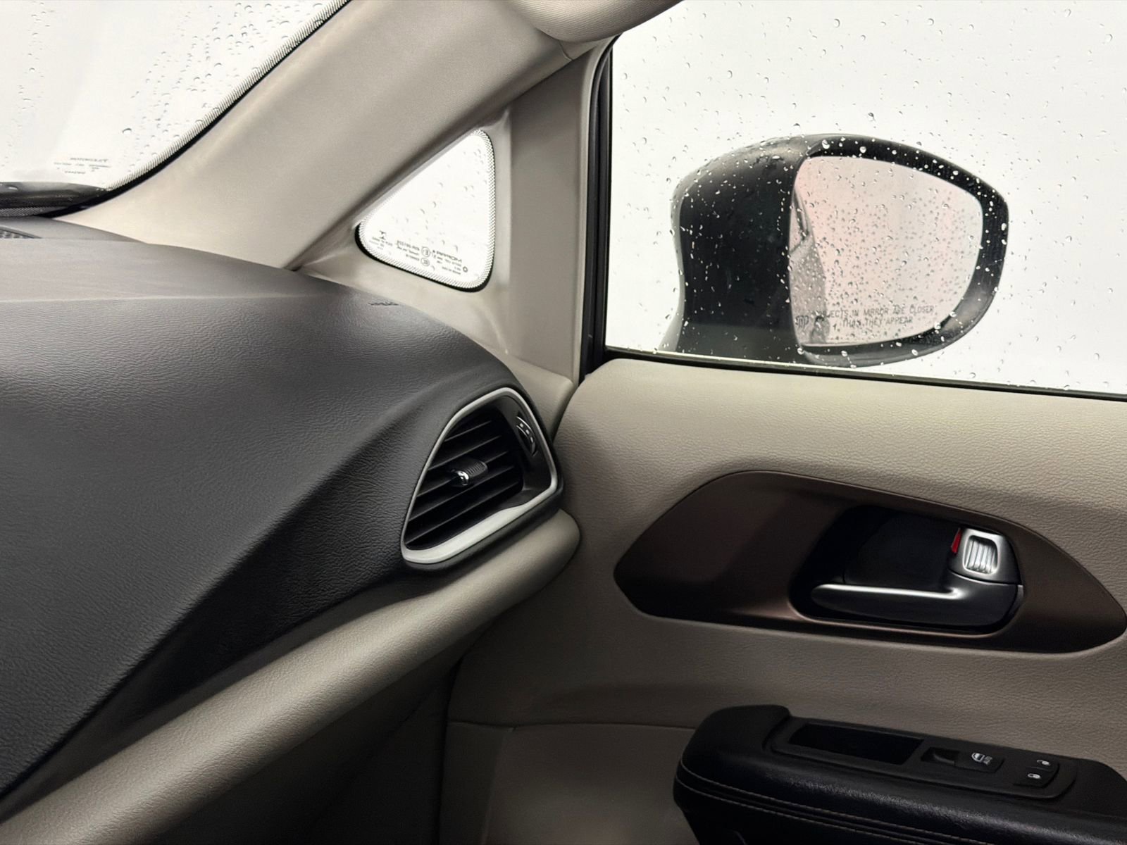 Used 2022 Chrysler Voyager LX image 31