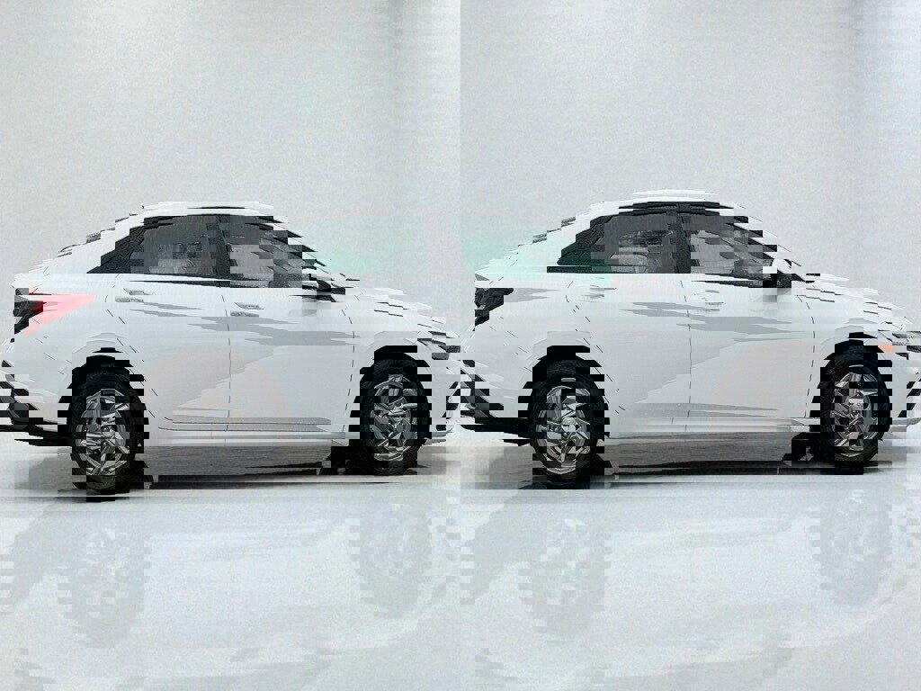 Certified 2025 Hyundai Elantra SE w/ Cargo Package image 2