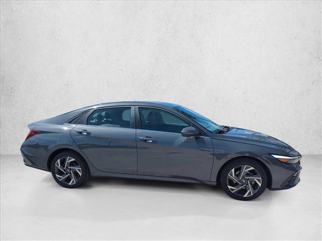 Used 2025 Hyundai Elantra SEL FWD image 4