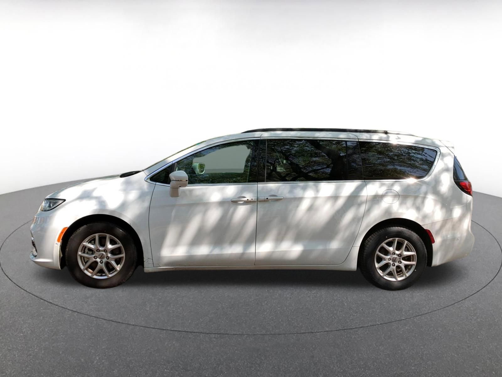 Used 2022 Chrysler Pacifica Touring-L w/ Uconnect Theater Family Group image 4