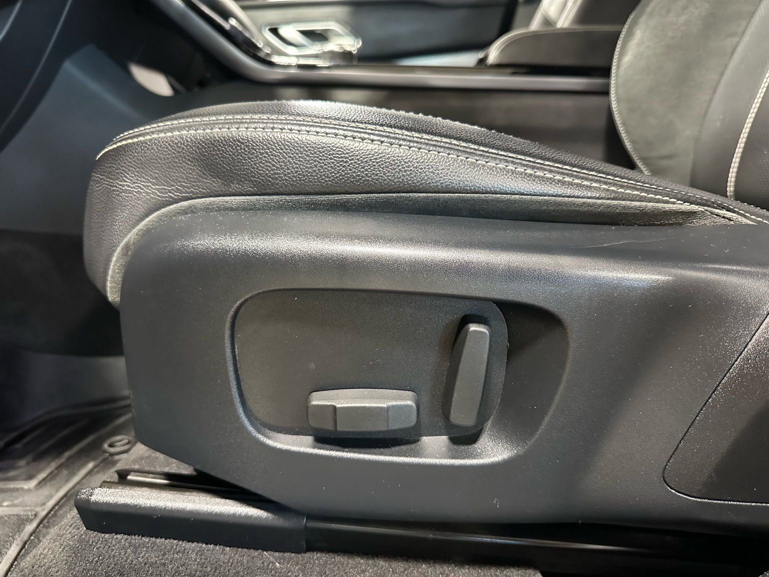 Used 2019 Land Rover Range Rover Velar R-Dynamic SE image 14