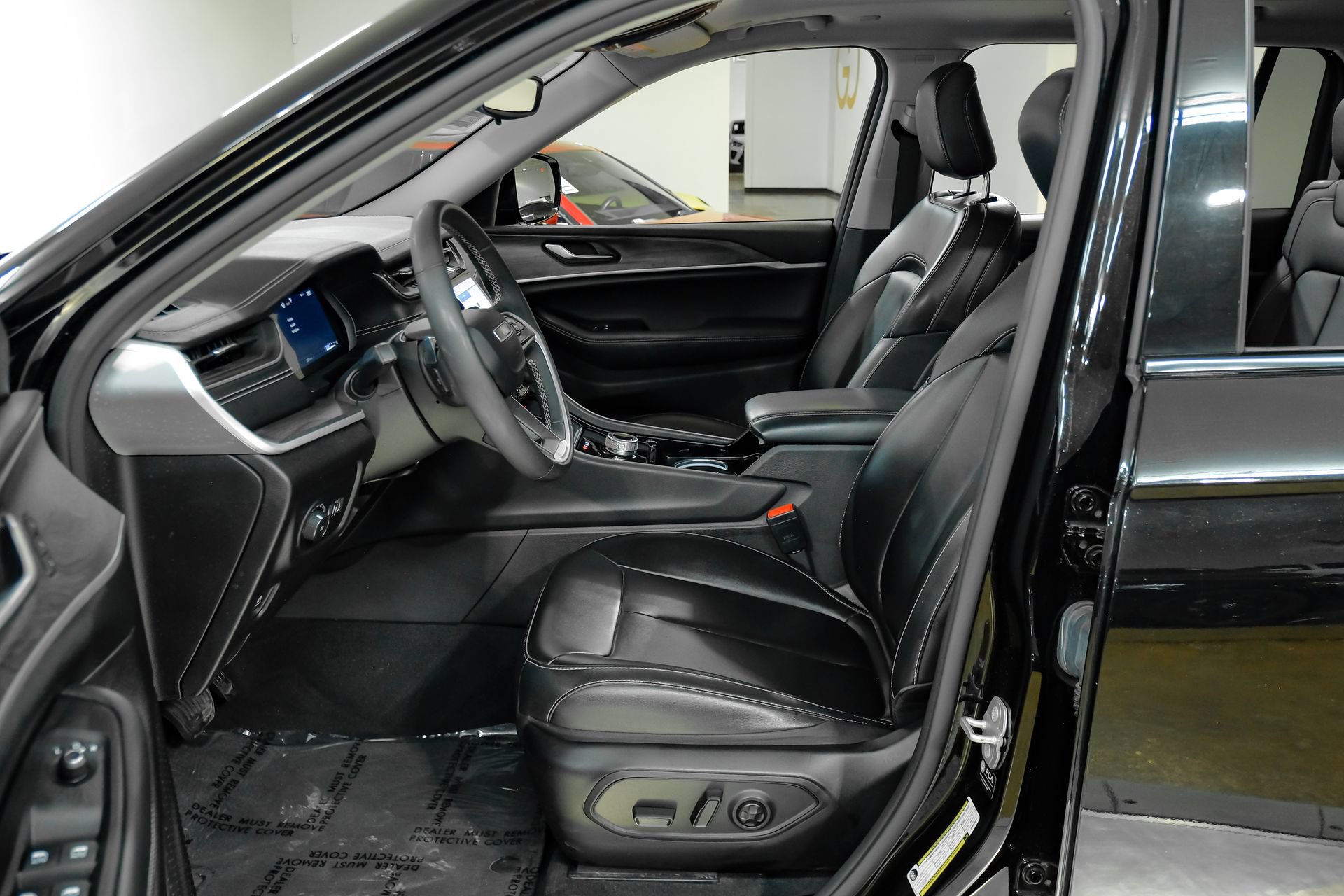 Used 2023 Jeep Grand Cherokee L Limited AWD/4WD image 4