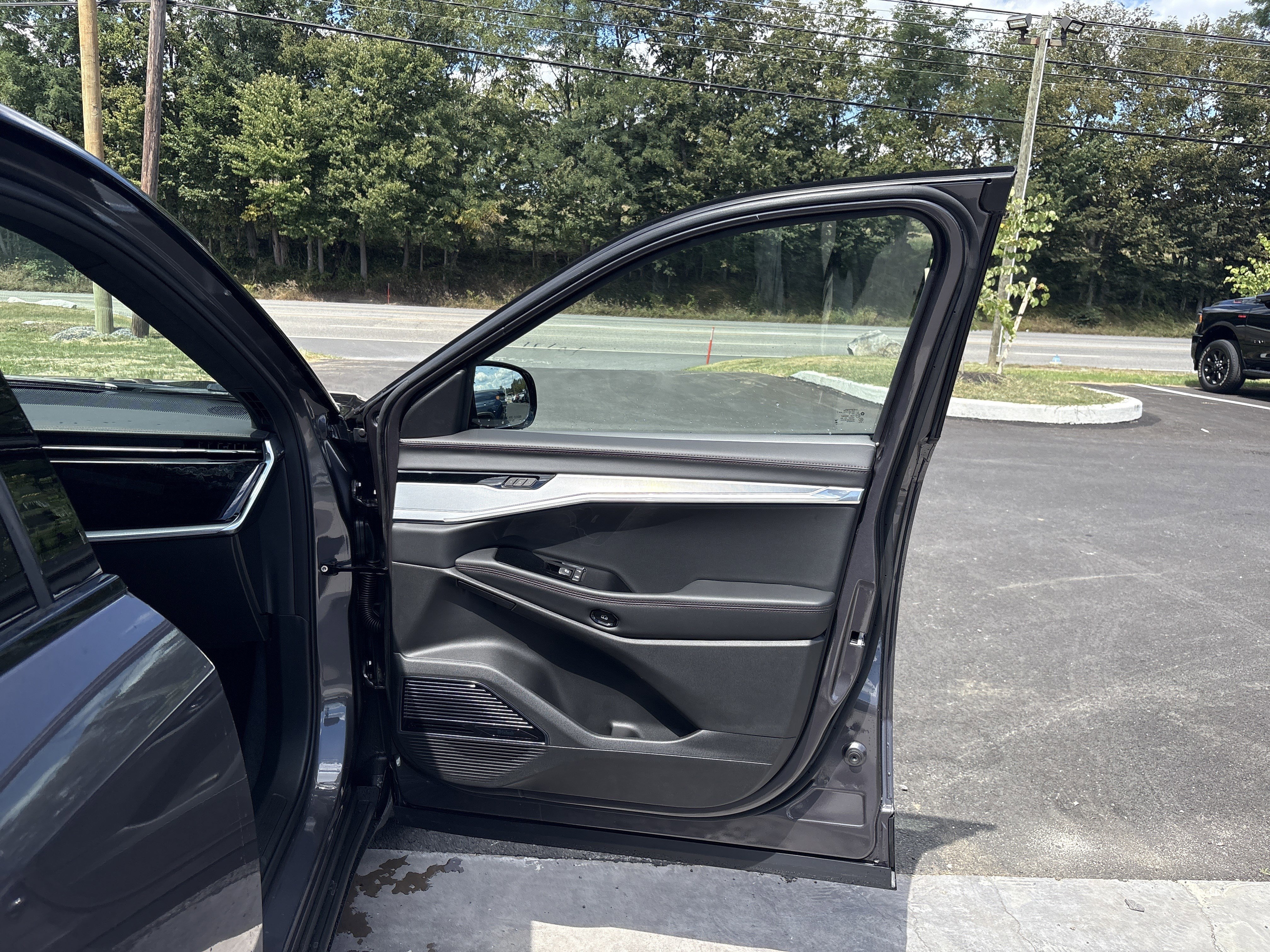 New 2025 Jeep Wagoneer Launch Edition w/ Trailer Tow Group image 8