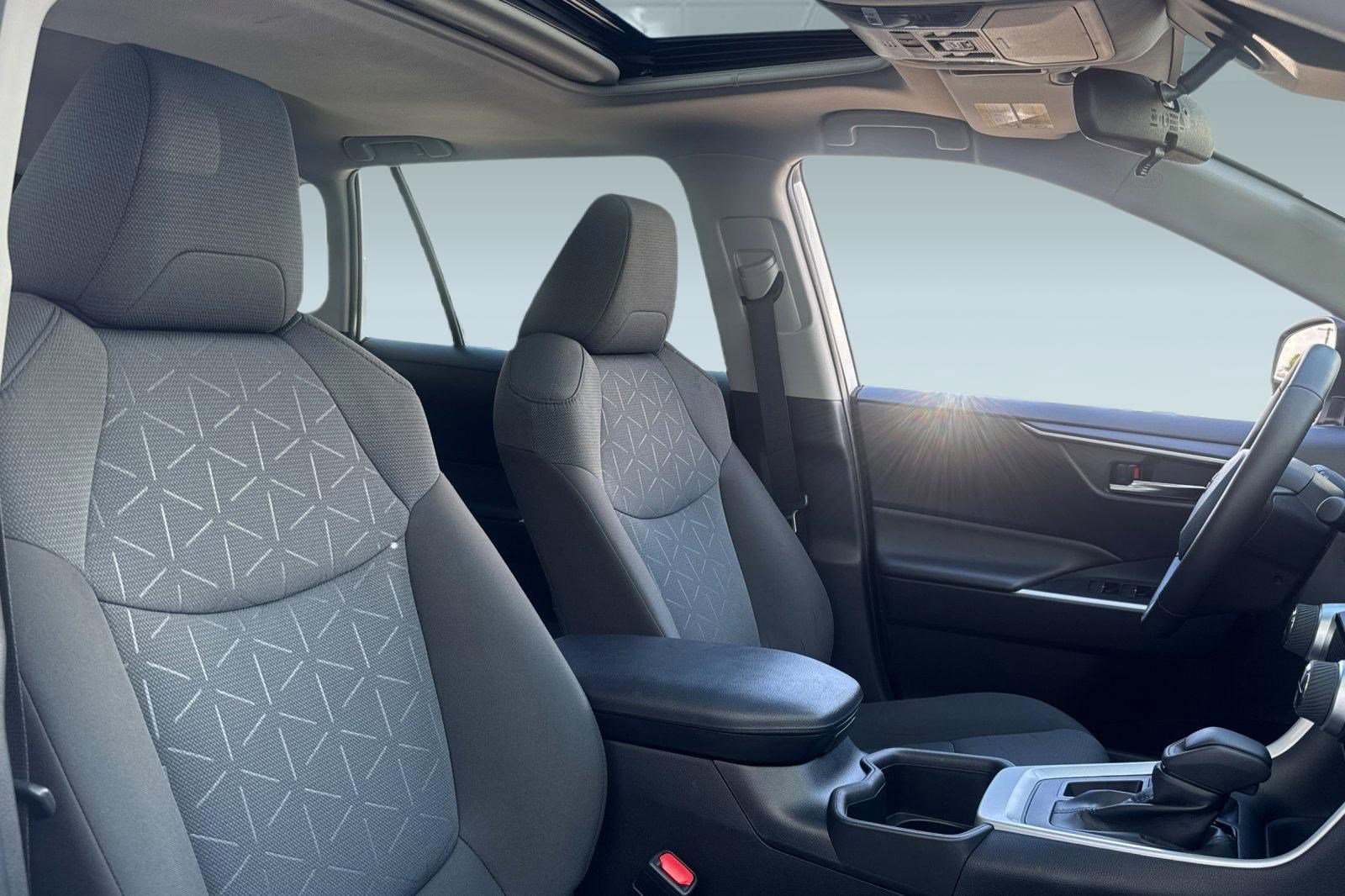 Used 2022 Toyota RAV4 XLE w/ Convenience Package image 31