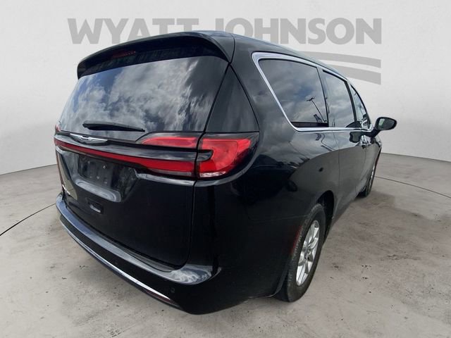 Used 2023 Chrysler Pacifica Touring-L FWD image 9