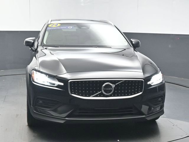 Used 2024 Volvo V60 B5 Cross Country Plus image 3