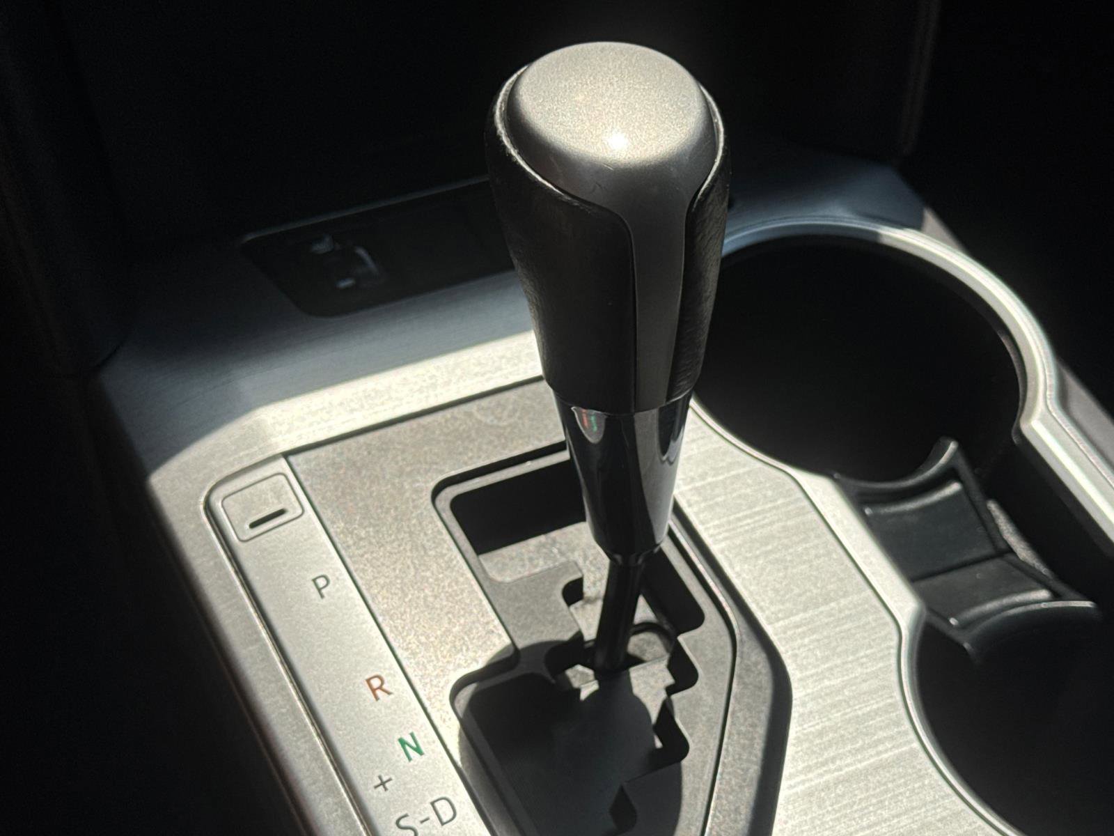 Used 2012 Toyota Camry SE w/ Leather Pkg FWD image 18