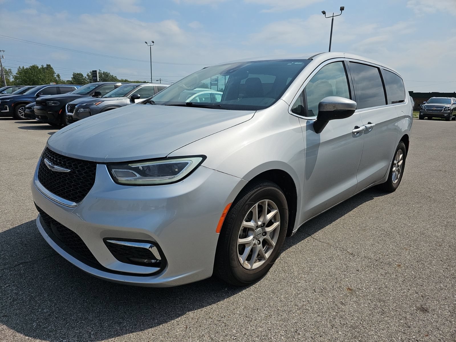 Used 2023 Chrysler Pacifica Touring-L FWD image 3