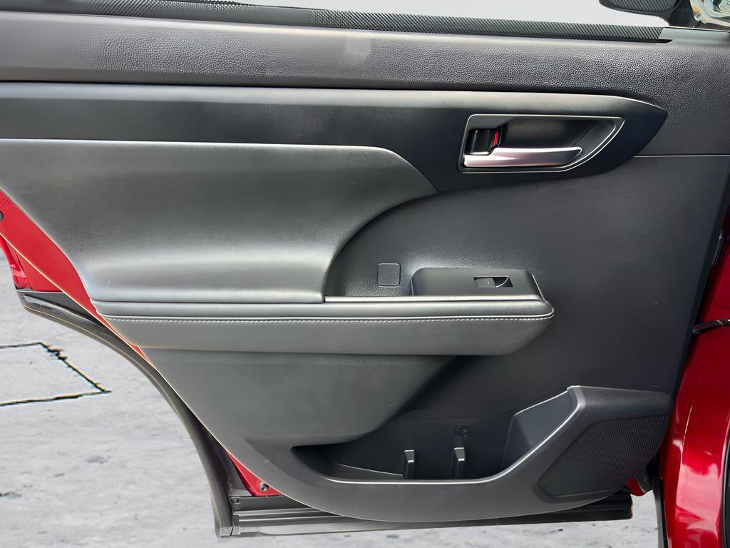 Used 2020 Toyota Highlander XLE image 24