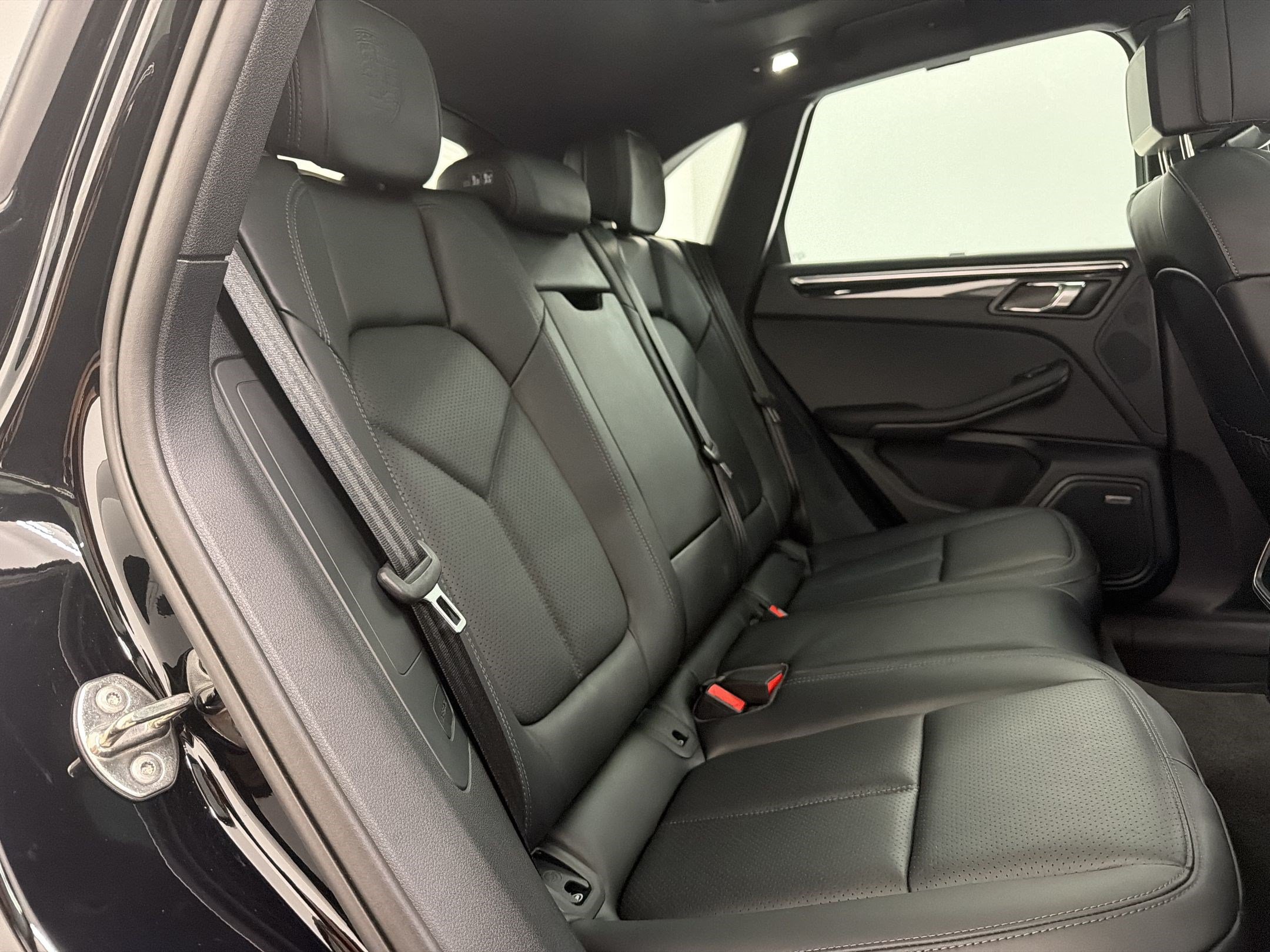 Used 2026 Porsche Macan AWD/4WD image 31