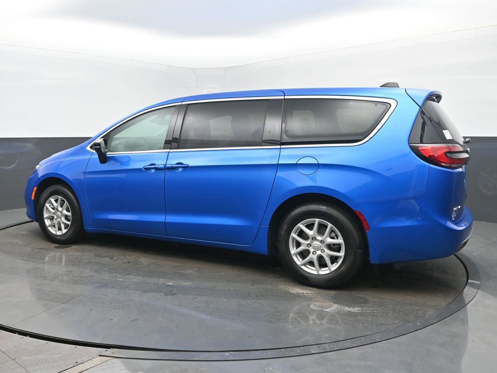 New 2026 Chrysler Pacifica Select image 3