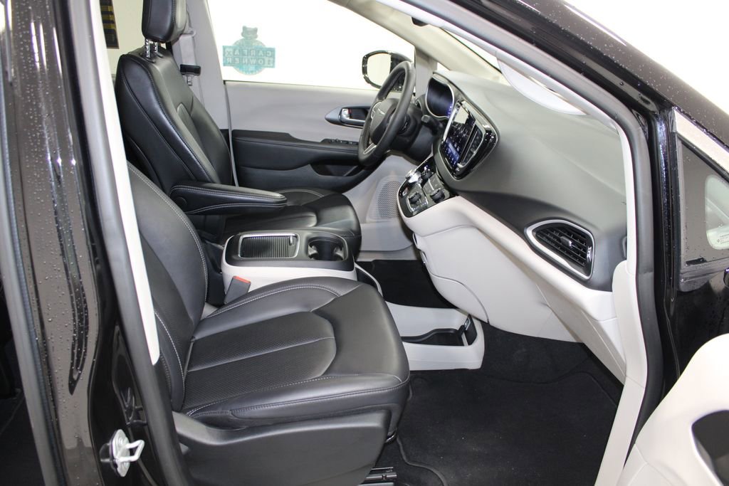 Used 2024 Chrysler Pacifica Touring-L image 27