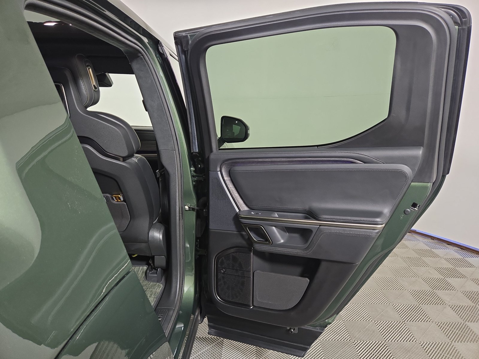 Used 2024 Rivian R1T Adventure Dual AWD/4WD image 19