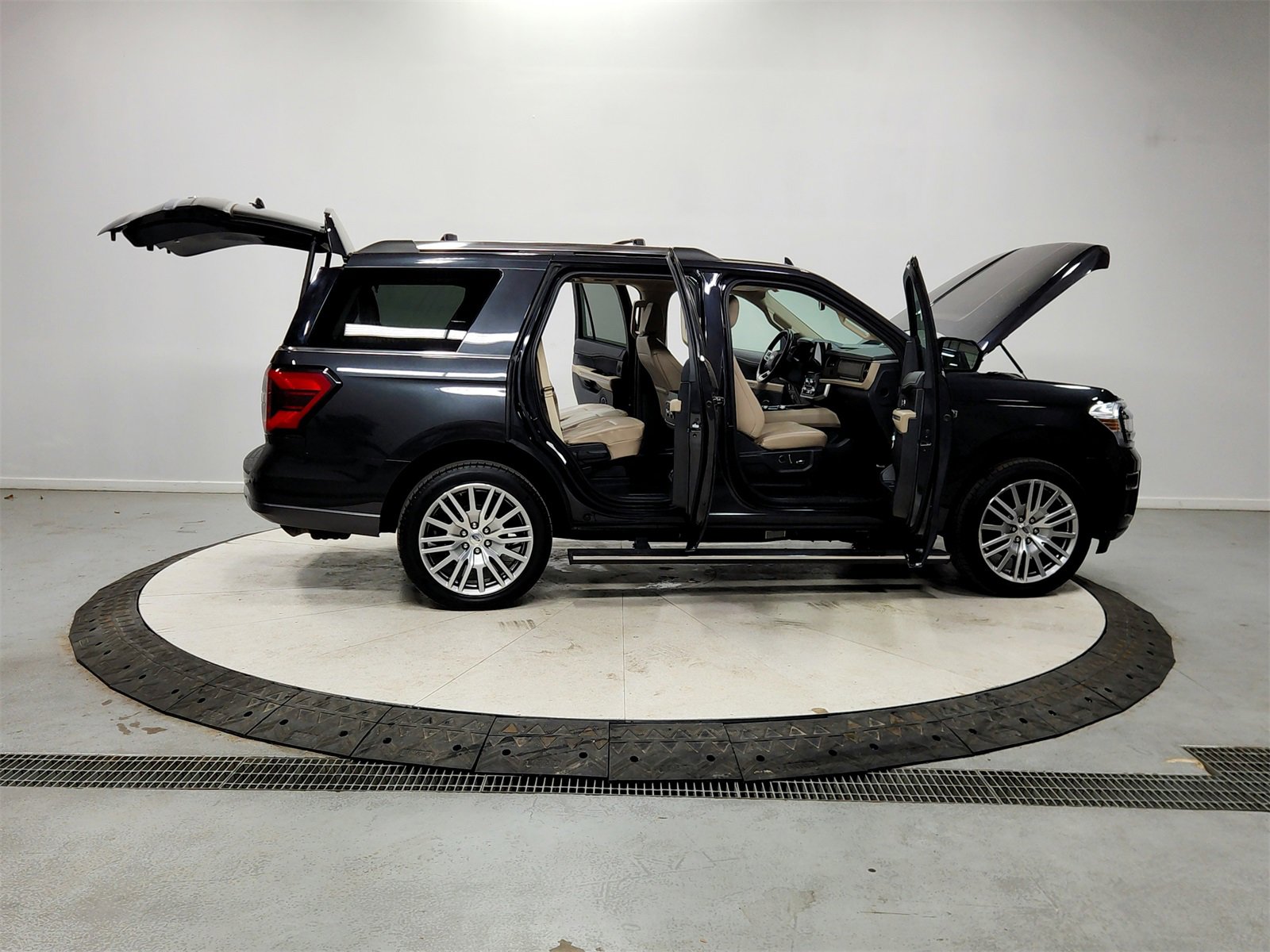 Used 2024 Ford Expedition Limited image 16