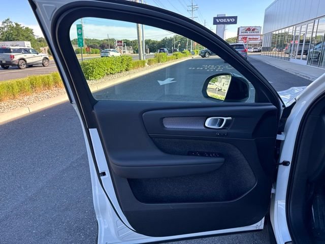 Certified 2025 Volvo XC40 B5 Plus AWD/4WD image 19