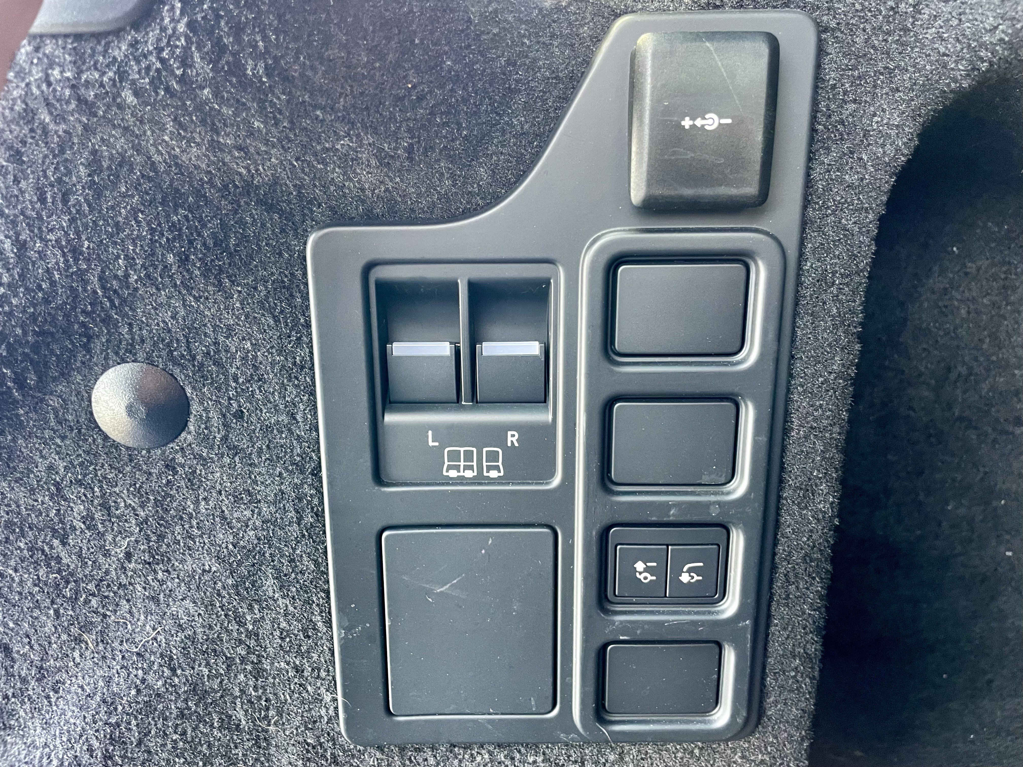 Certified 2025 Land Rover Discovery S AWD/4WD image 41