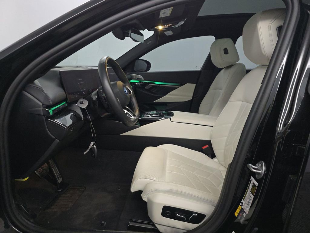 Used 2025 BMW i5 eDrive40i w/ Executive Package image 4