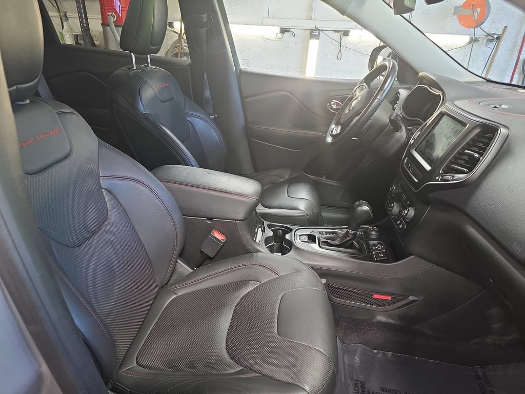 Used 2019 Jeep Cherokee Trailhawk AWD/4WD image 10
