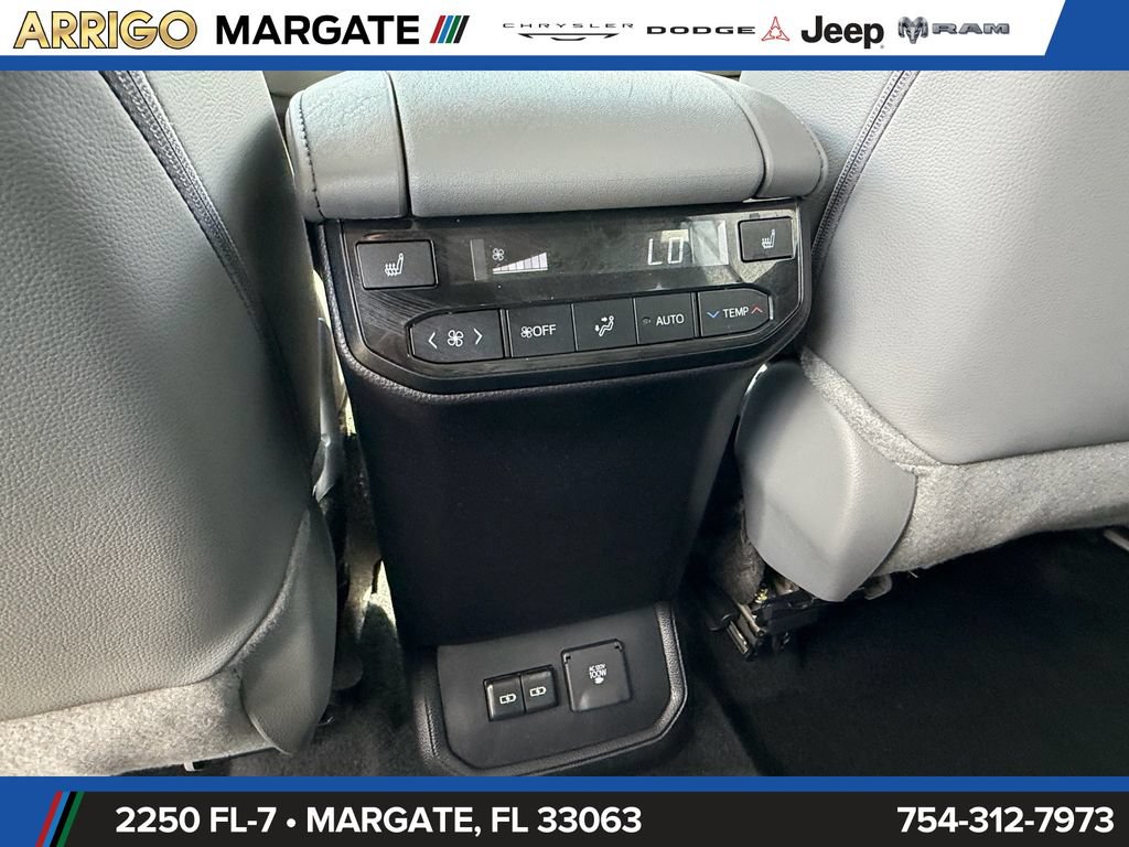 Used 2024 Toyota Highlander Platinum FWD image 13
