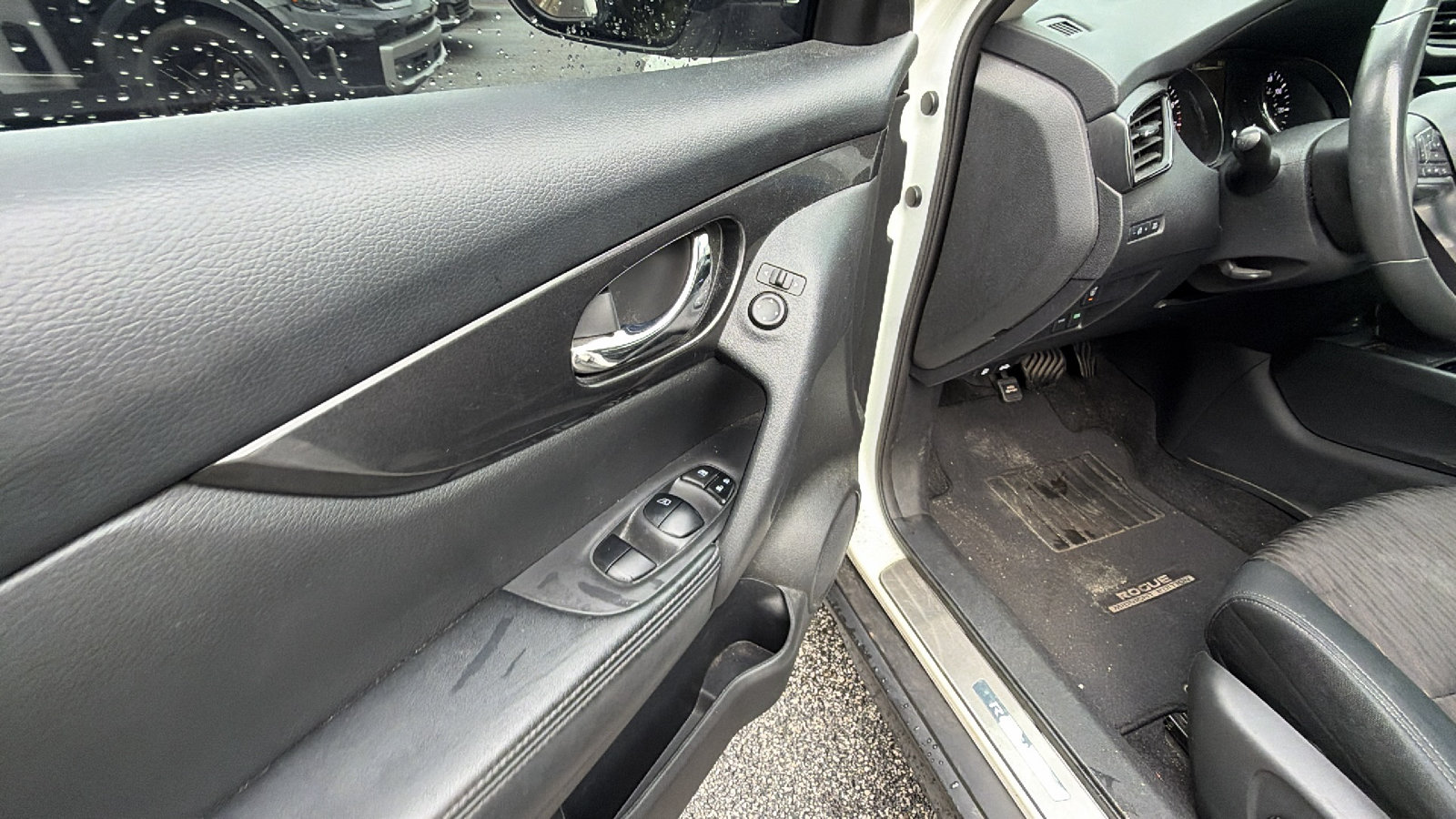 Used 2017 Nissan Rogue SV w/ Midnight Edition FWD image 15
