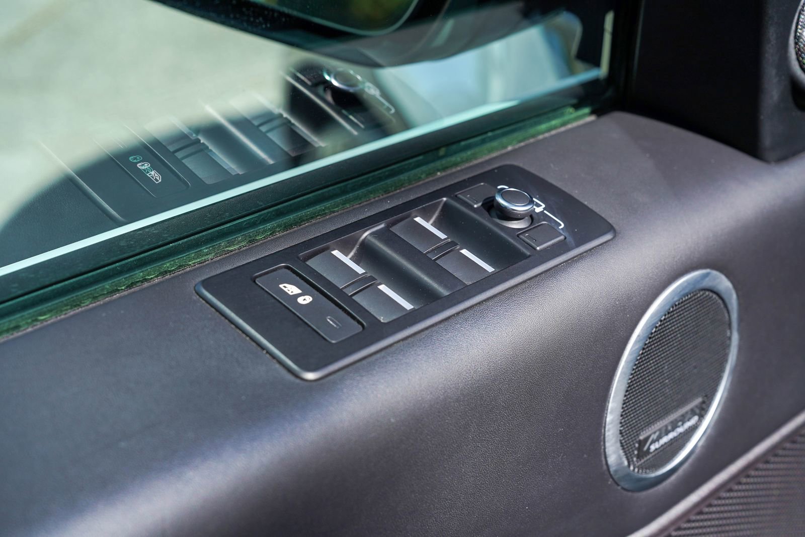 Used 2018 Land Rover Discovery HSE Luxury image 16