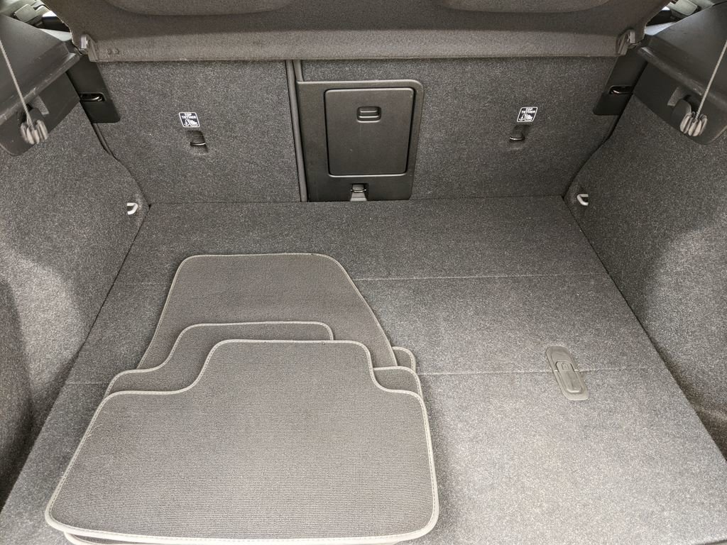 Certified 2025 Volvo XC40 B5 Plus image 27