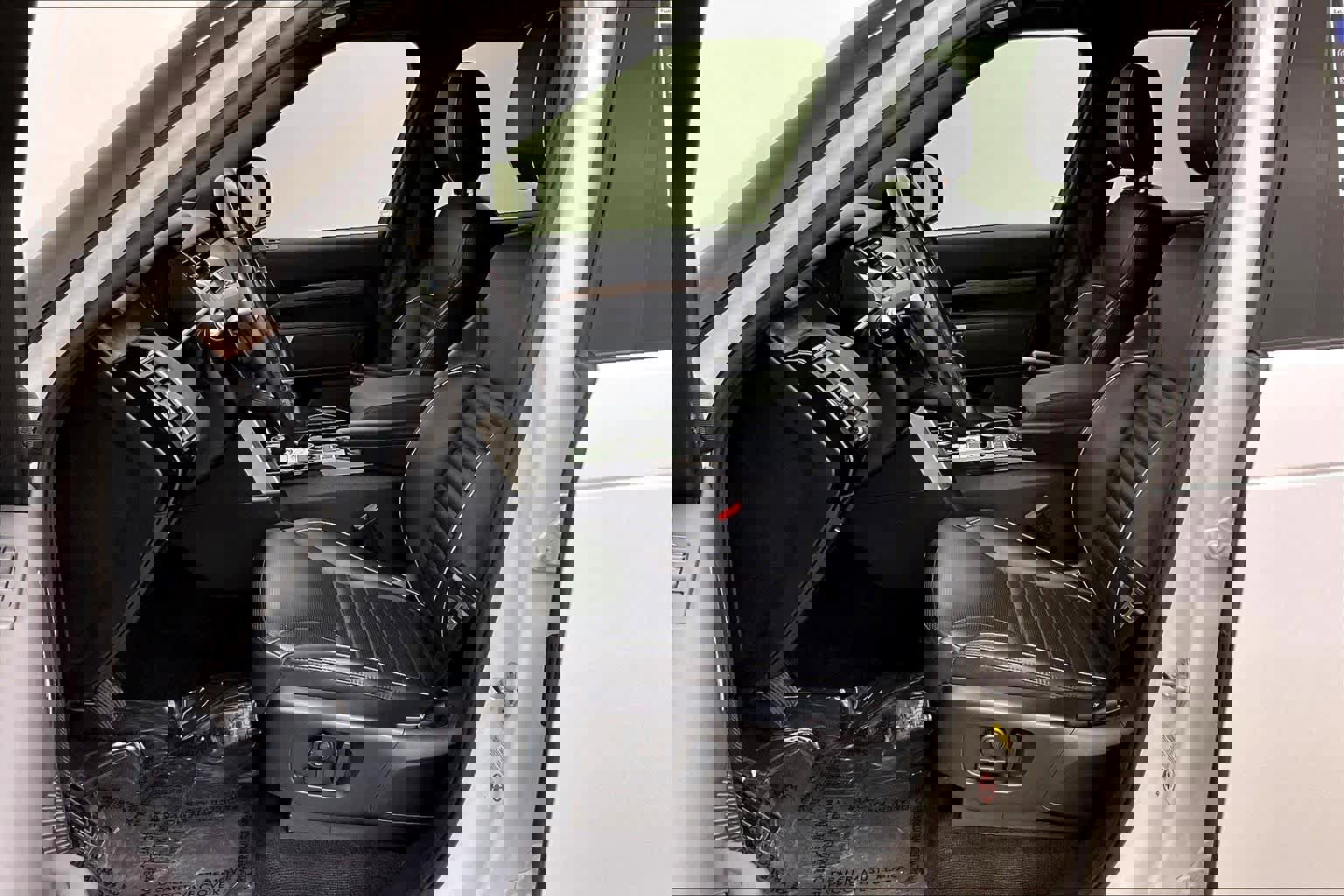 Used 2020 Land Rover Discovery HSE image 8