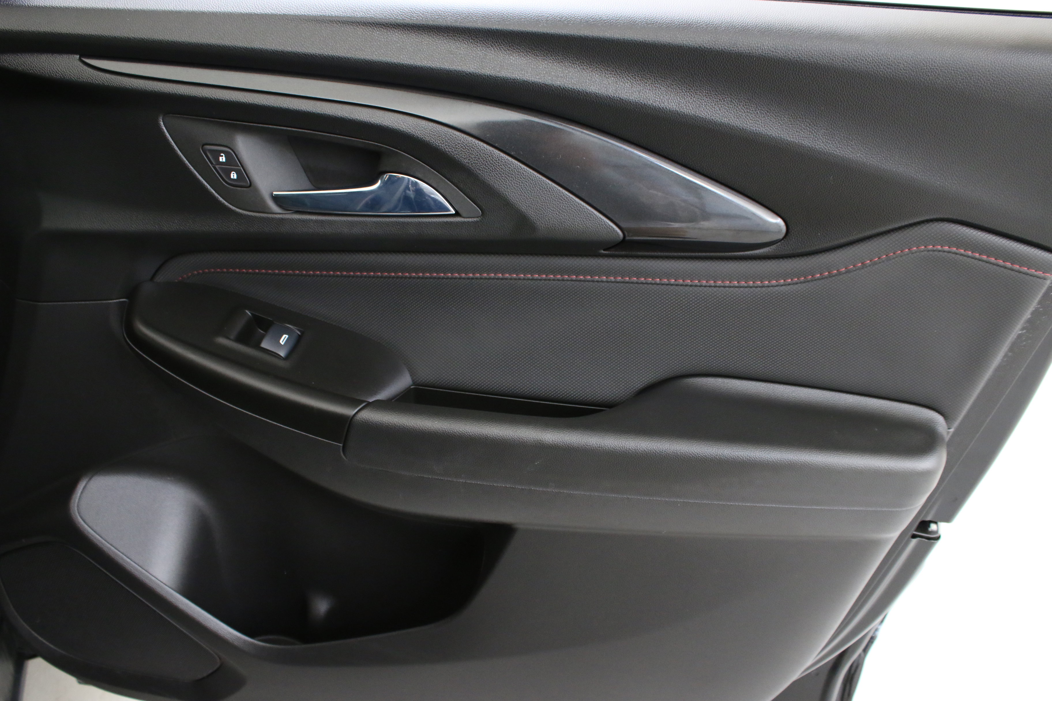 Used 2023 Chevrolet TrailBlazer RS image 35