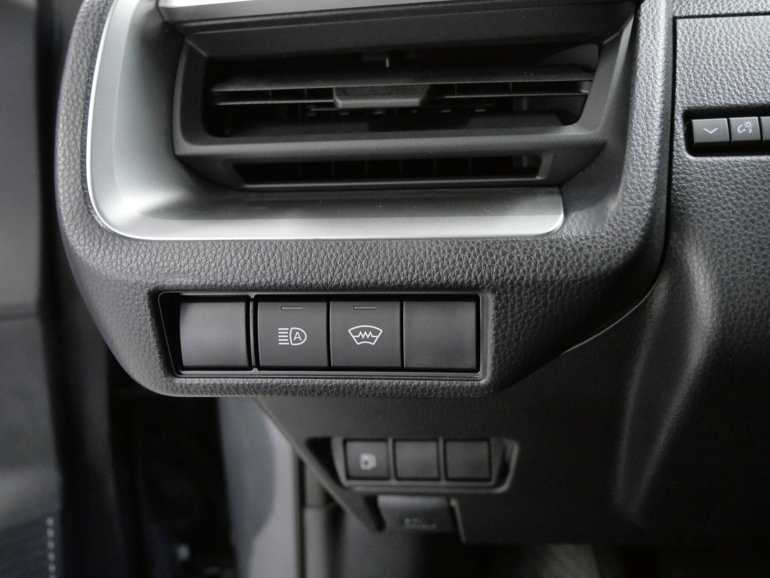 Used 2025 Toyota Prius LE image 27