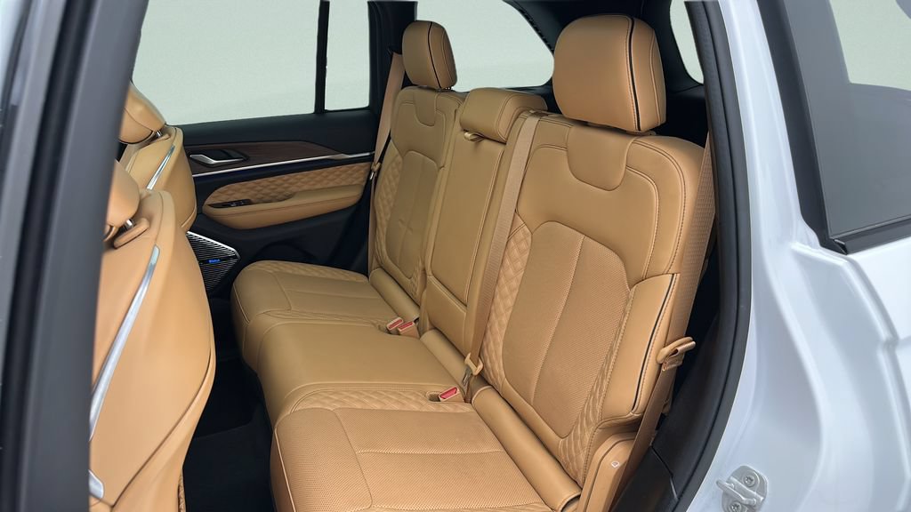 Used 2023 Jeep Grand Cherokee Summit AWD/4WD image 9