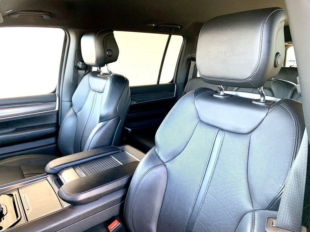 Used 2024 Jeep Wagoneer Series II w/ Flexible Seating Group AWD/4WD image 16