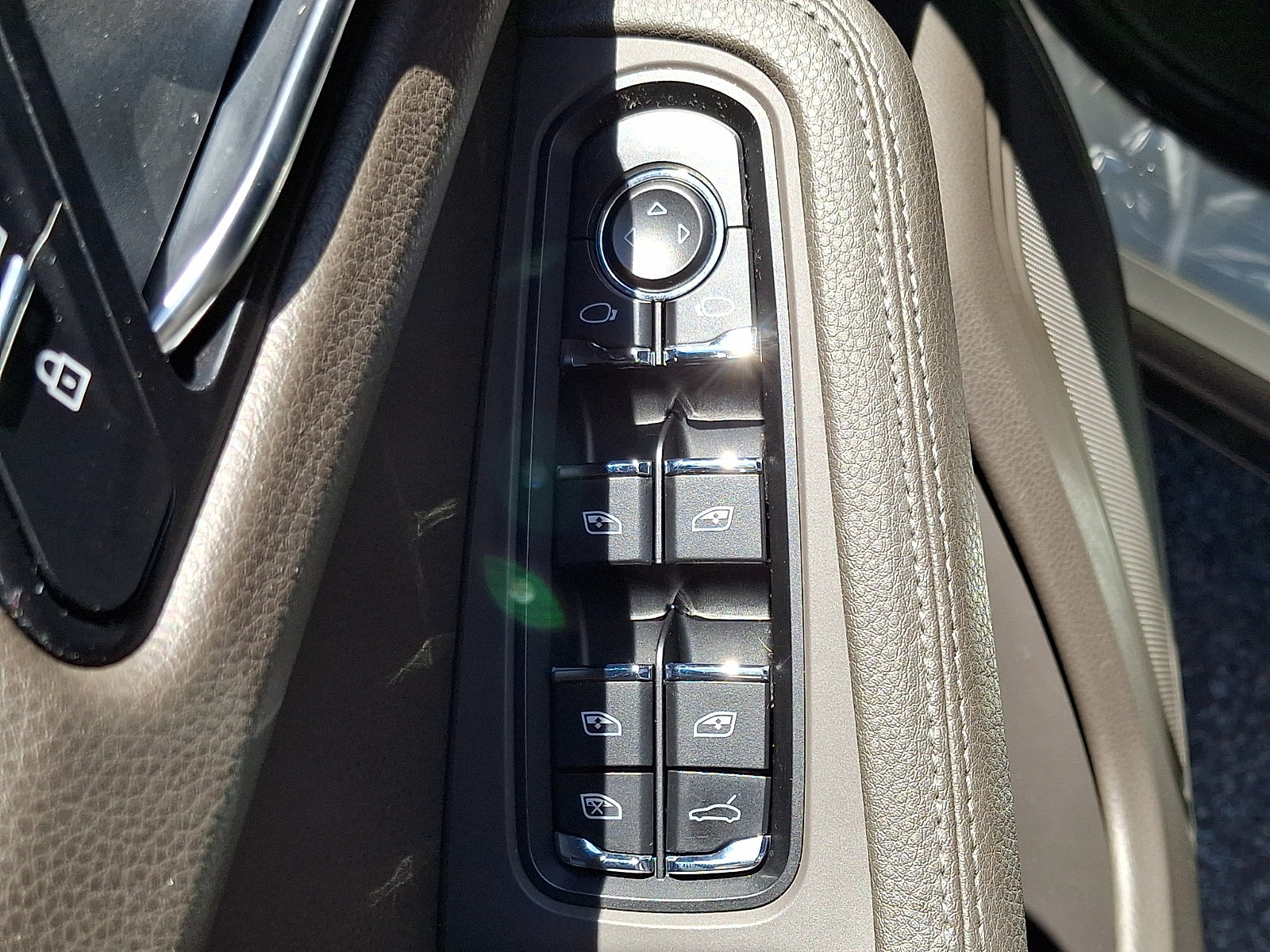 Used 2023 Porsche Macan Turbo AWD/4WD image 26
