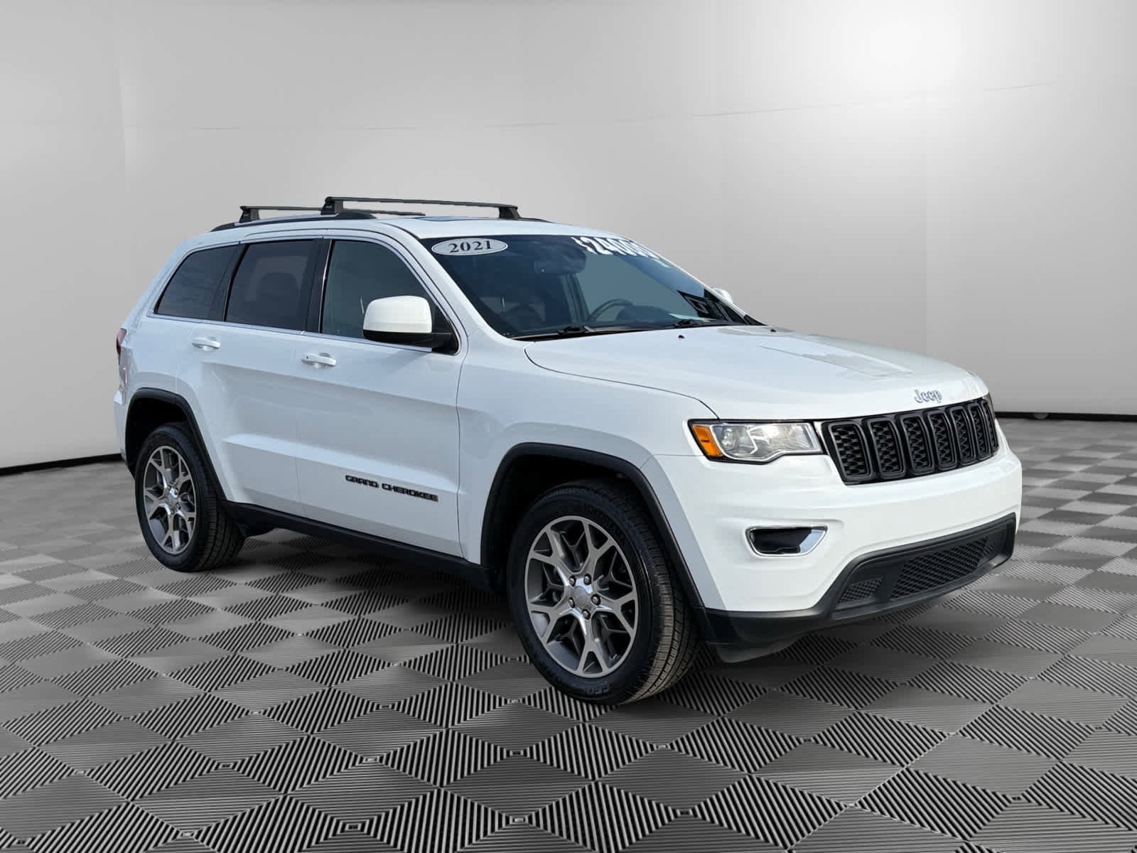 Used 2021 Jeep Grand Cherokee Laredo image 7