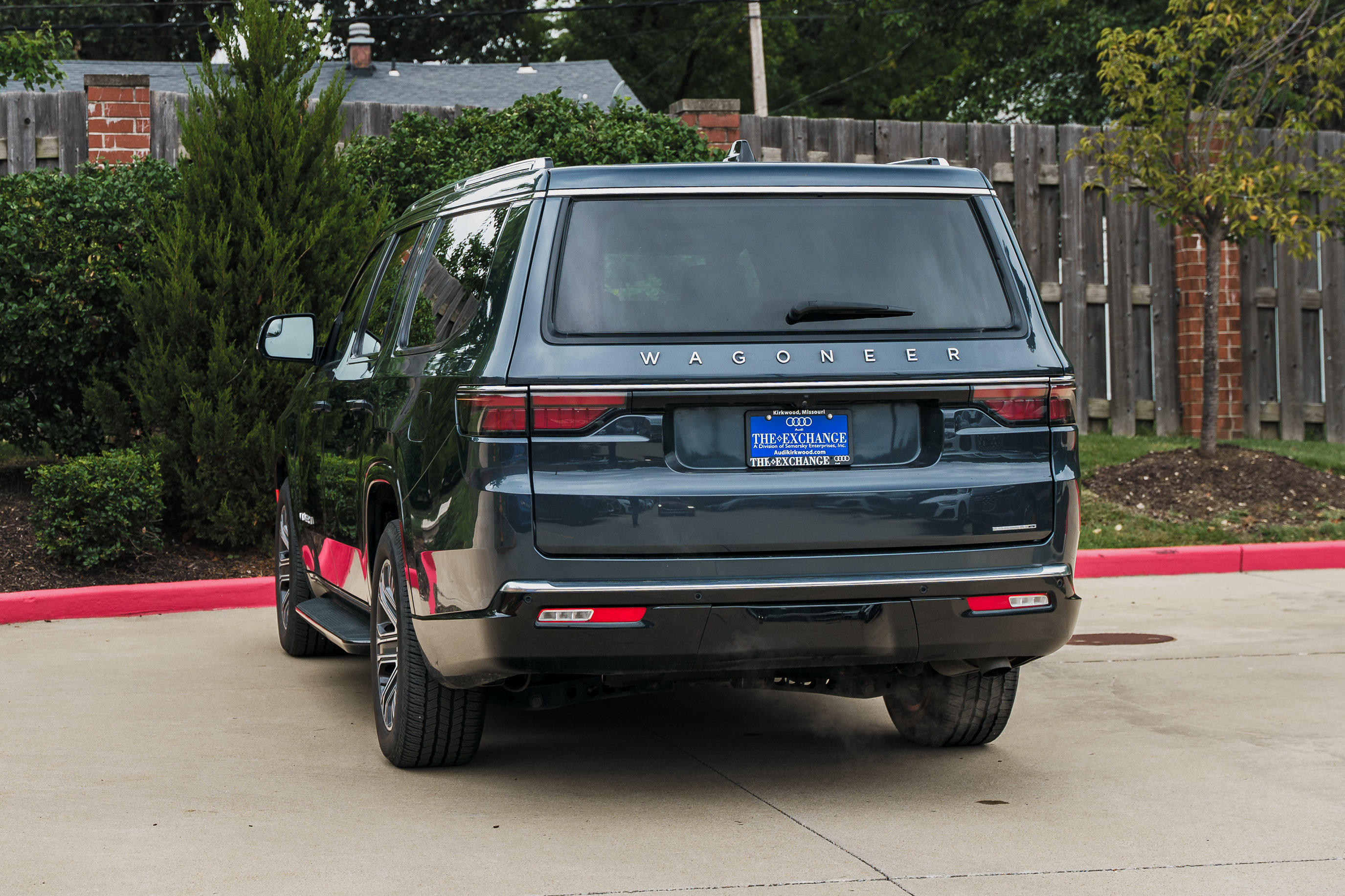 Used 2024 Jeep Wagoneer L Series II w/ Flexible Seating Group AWD/4WD image 4