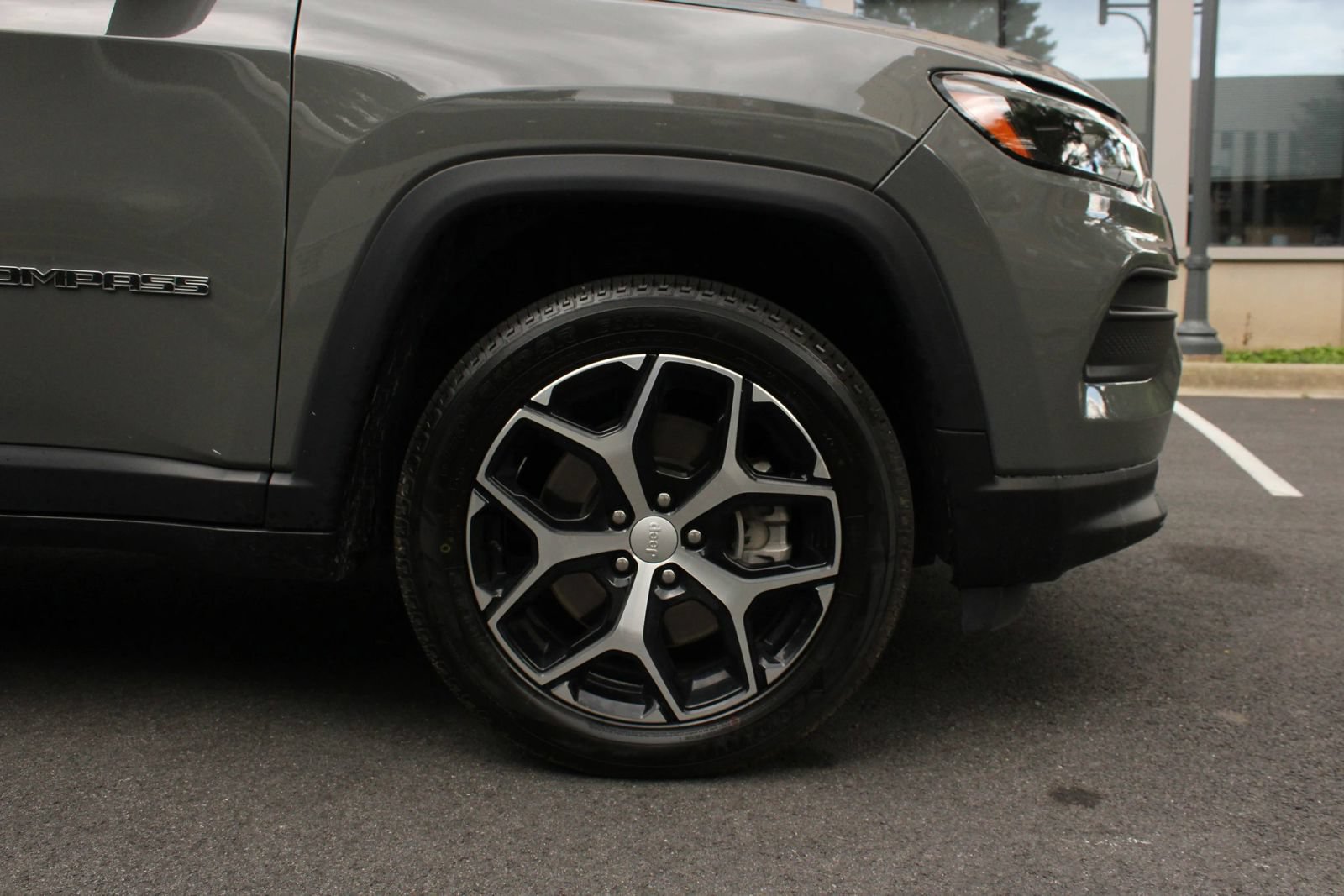 Used 2024 Jeep Compass Latitude AWD/4WD image 4