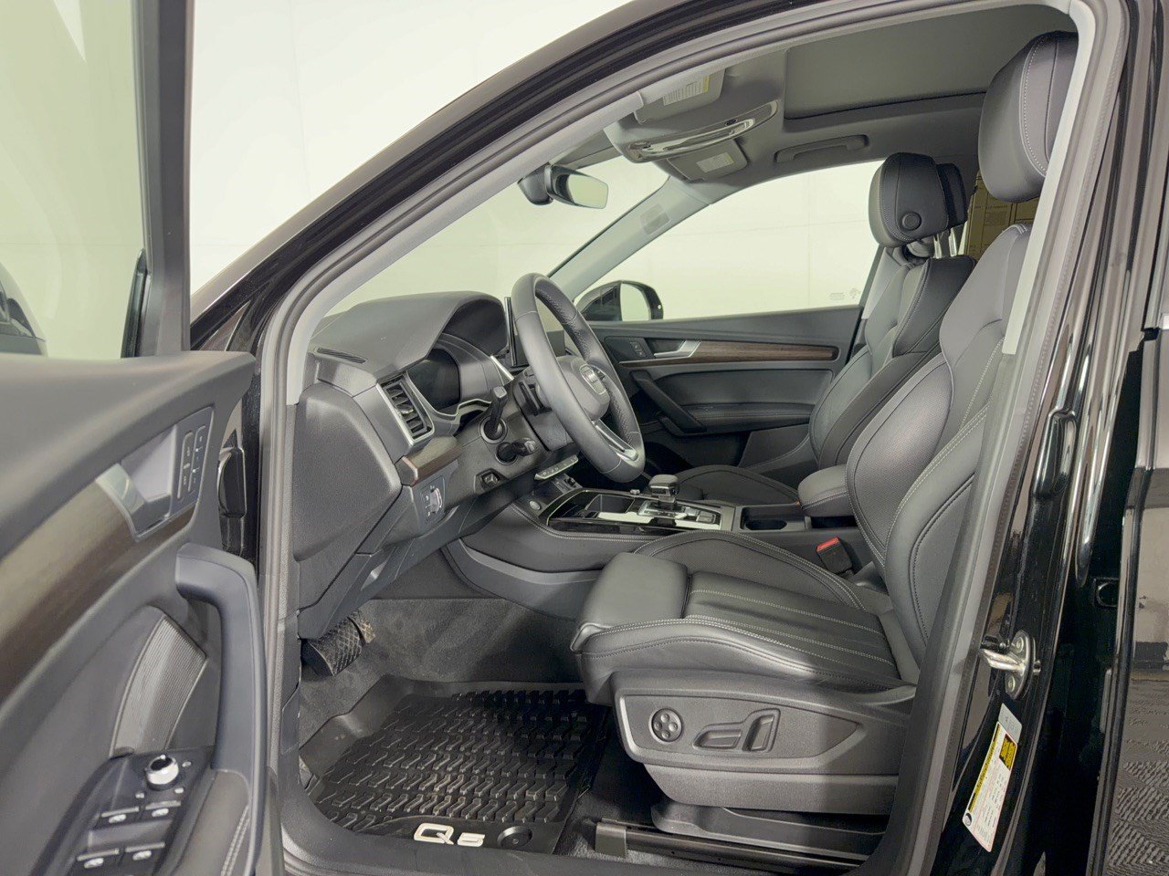 Certified 2024 Audi Q5 e Premium Plus w/ Premium Plus Package AWD/4WD image 5