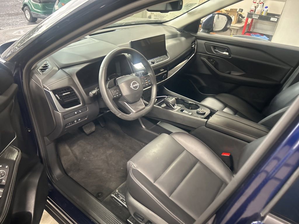 Used 2025 Nissan Rogue SL w/ Tech Package AWD/4WD image 3