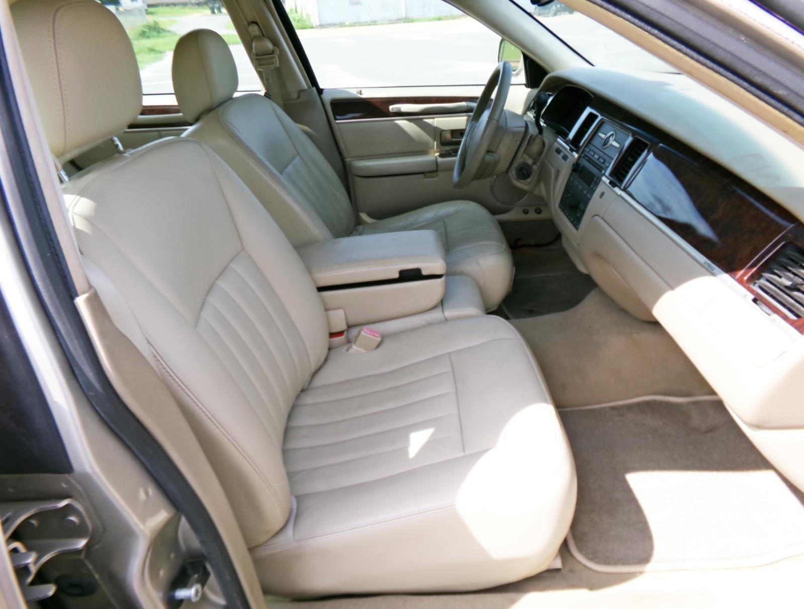 Used 2007 Lincoln Town Car Signature RWD image 15