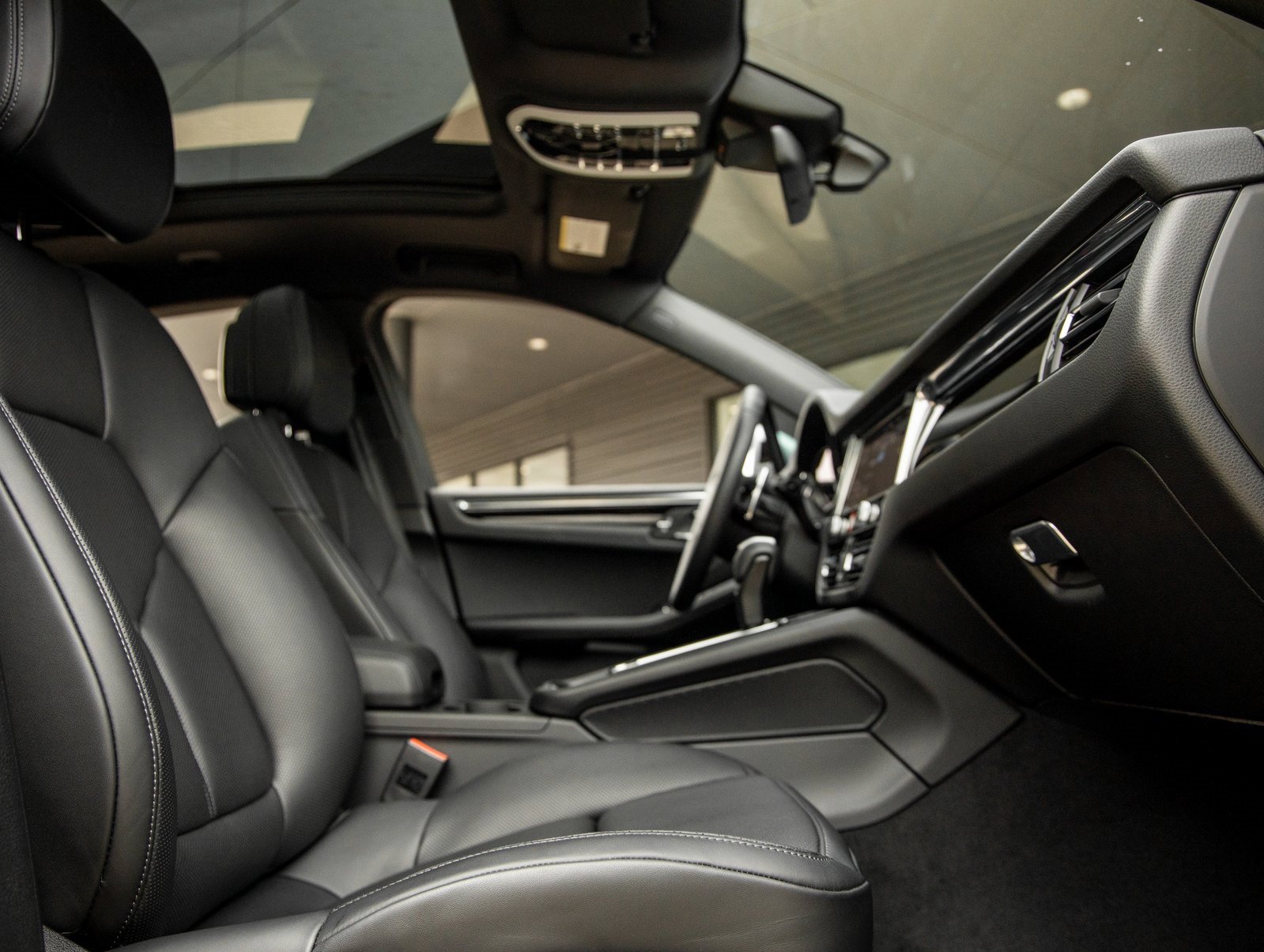 Used 2025 Porsche Macan image 44