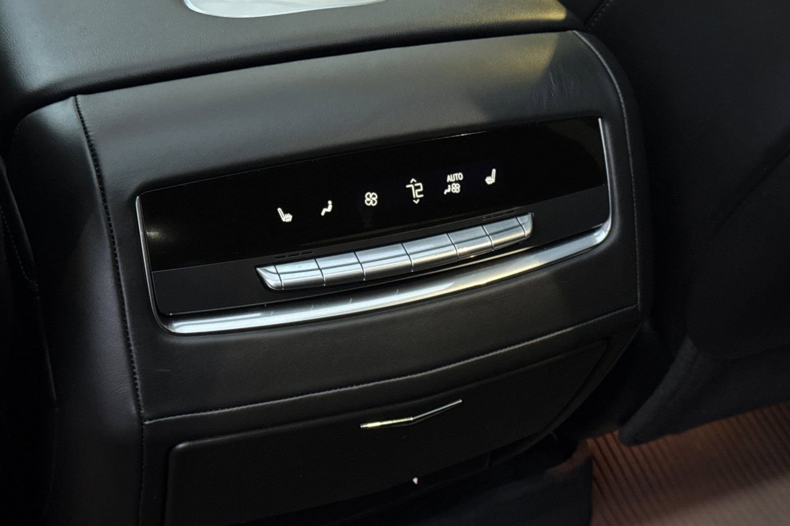 Certified 2024 Cadillac Escalade Premium Luxury Platinum w/ Heavy-Duty Trailer Package image 14